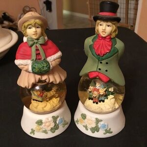 Pfaltzgraff tea rose Holiday Caroler Snow Globe, Salt & Pepper